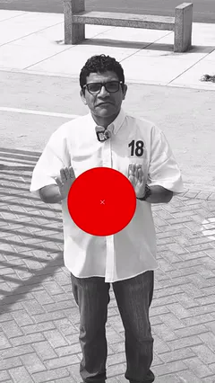 Ver «el gancho» de la campaña: un plano en blanco y negro con una cruz roja encima.