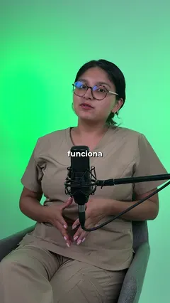 Una especialista del Centro Paolo Valera, sentada frente a un micrófono, dando un consejo sobre alimentación.