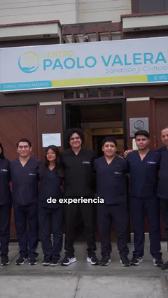 Ver la presentación del Centro Paolo Valera: su equipo, en la puerta del centro.