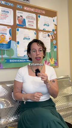 Laura, del Centro Paolo Valera, hablando con el micrófono pequeño en la mano.