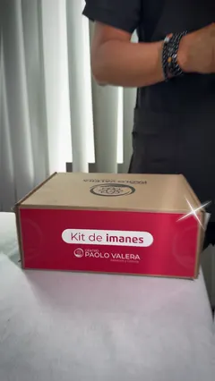 Una caja de «Kit de imanes» del Centro Paolo Valera sobre una mesa.