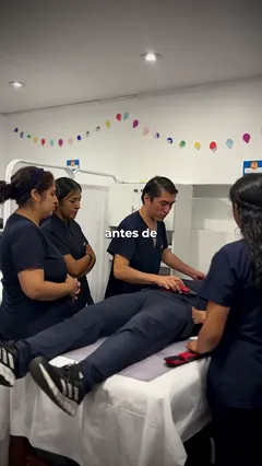 El equipo del centro atendiendo a un paciente en una camilla.